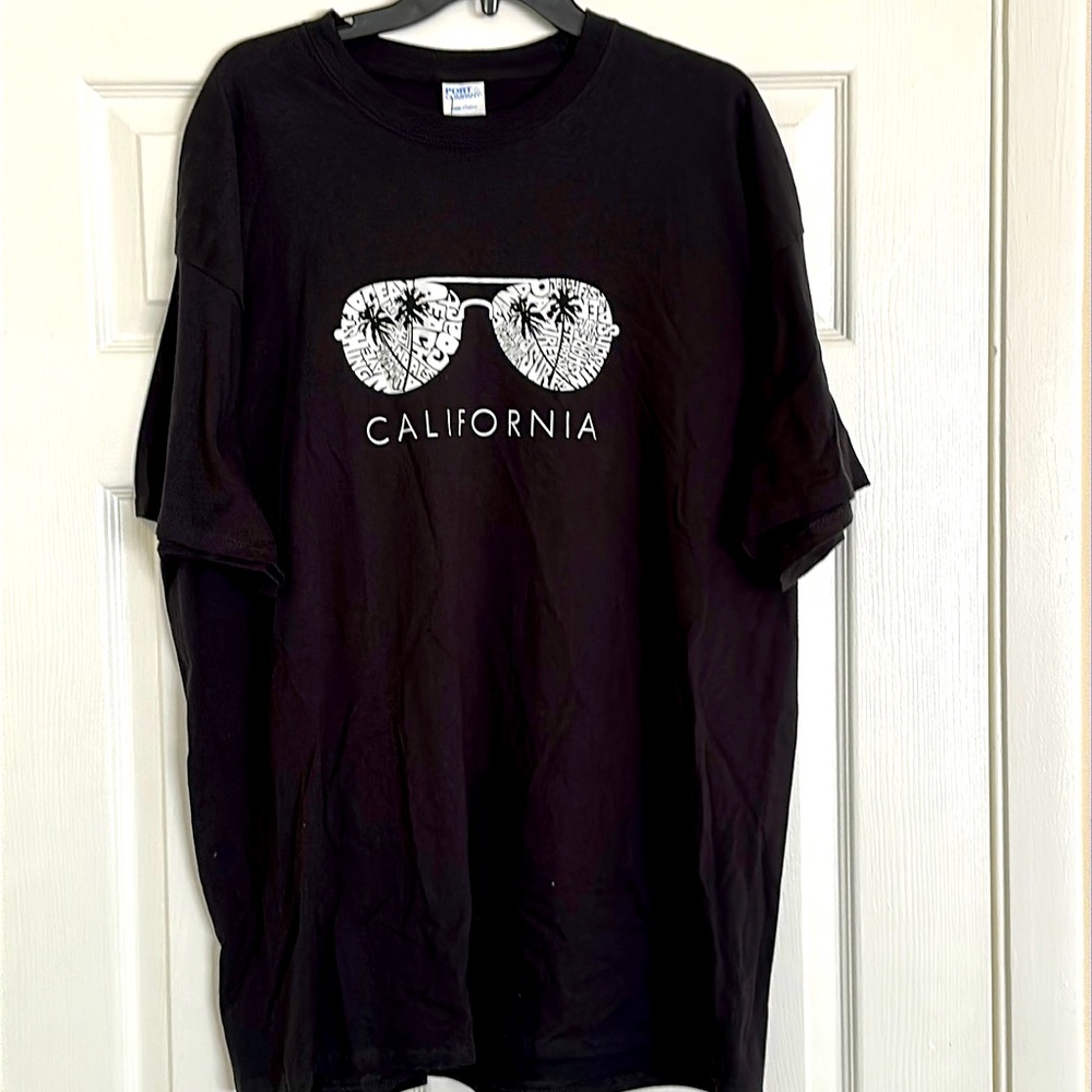 California sunglasses 🕶️ black 2XL tee shirt